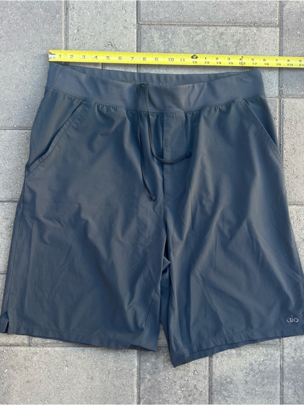 Alo Yoga Men's Athletic Shorts Gray L Regular Fit Drawstring Elastic Waist
